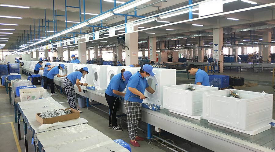 高效率！員工們忙碌地開展巴西客戶的衣物烘干機(jī)生產(chǎn)工作