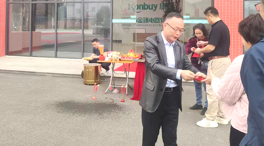 開工好兆頭！金環(huán)電器為全體員工發(fā)放紅包福利！