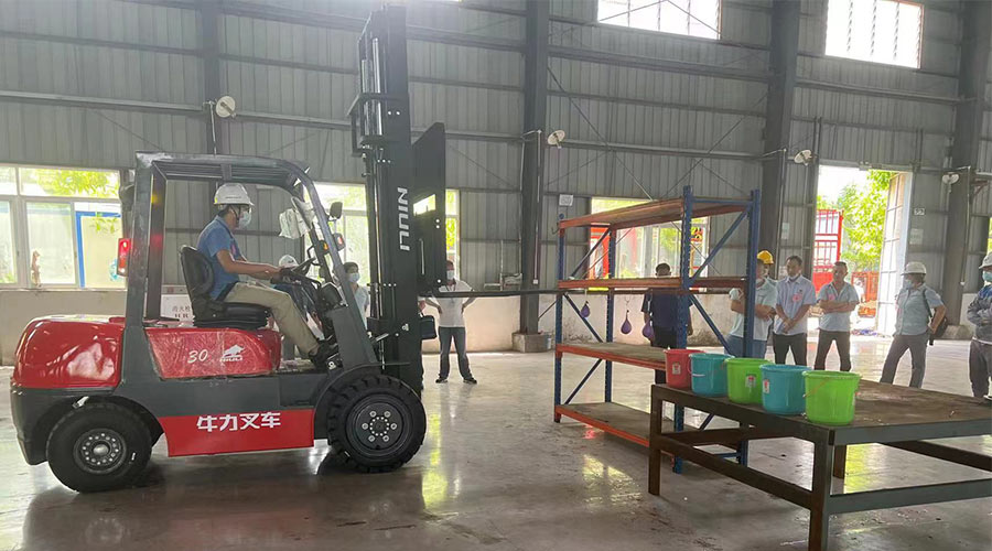 比技能 展風(fēng)采！金環(huán)電器參與鶴城鎮(zhèn)第二屆企業(yè)職工叉車技能競(jìng)賽