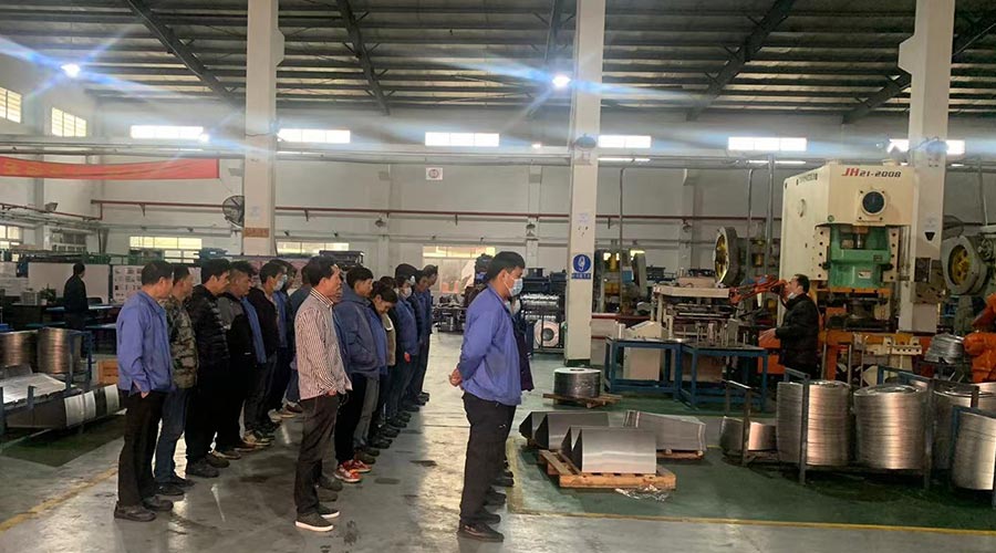 意氣奮發(fā)！金環(huán)電器沖壓車(chē)間組織人員開(kāi)展例行早會(huì)